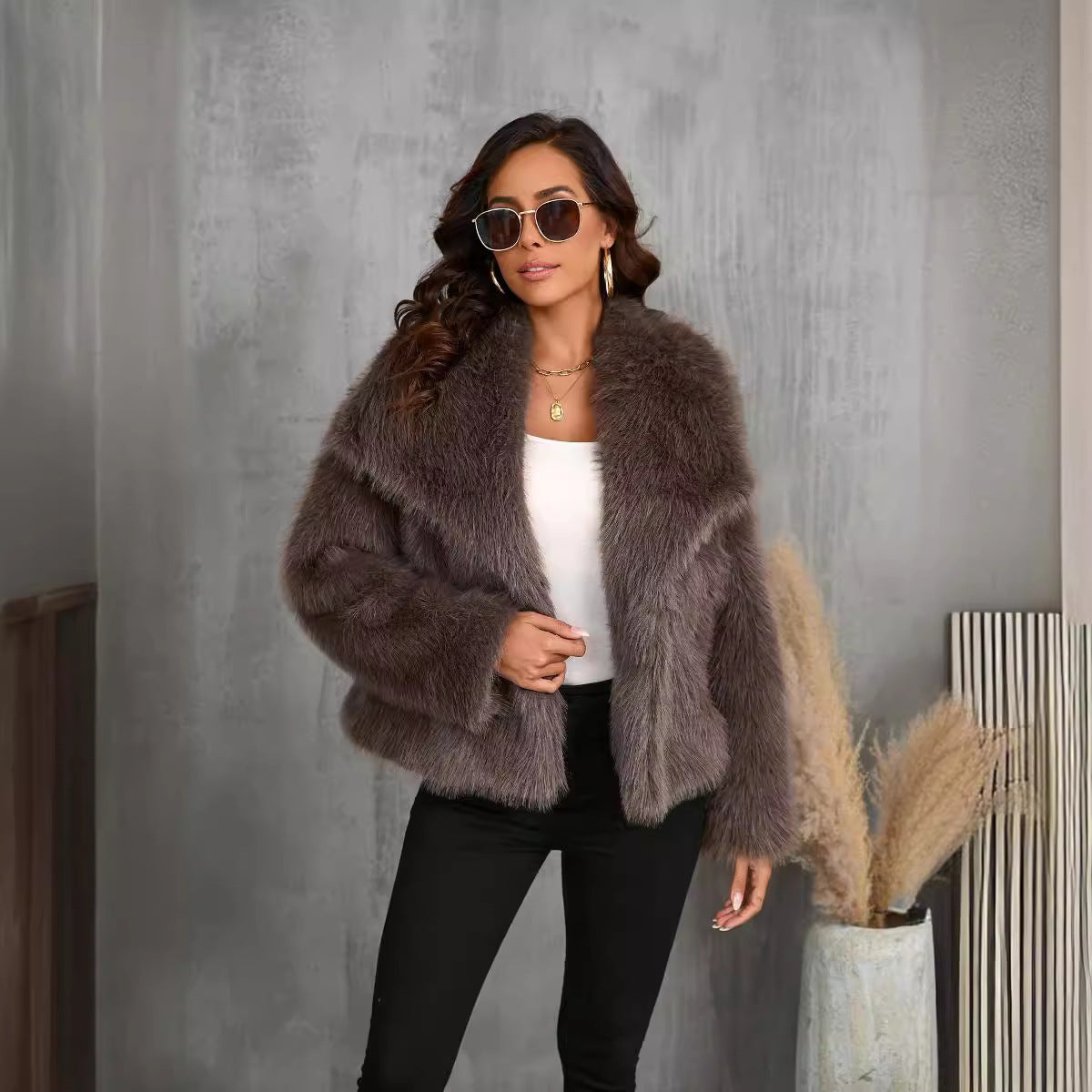 Short and fashionable fox fur coat, fluffy and plush women's clothing